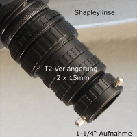Das Bild zeigt die 0.7fach Shapleylinse hinter dem SolarSpectrum Filter. Durch Verändern des Abstandes (T2 Verlängerungen) kann der Reduktionsfaktor beeinflusst werden. Das Videomodul zum Aufnehmen der Avifiles kommt direkt in die 1-1/4“ Aufnahme.