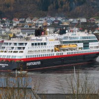 Die Hurtigruten MS Midnatsol beim Einlaufen in den Hafen von Bergen
