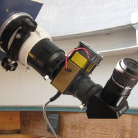 Das Bild zeigt ein H-alpha Filter der Firma SolarSpectrum am Okularauszug des 150mm Schaer Refraktors.