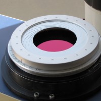 Das Bild zeigt die Baader Irisblende mit dem dahinterliegenden ERF Filter vor dem 150mm Objektiv des Schaer Refraktors