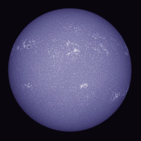 Die Abbildung zeigt ein eingefärbtes monochromes Übersichtsbild der ganzen Sonne im Licht der Kalzium Linien